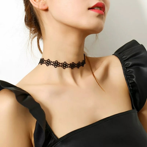 Jewelry - 🖤Cute braided flower choker